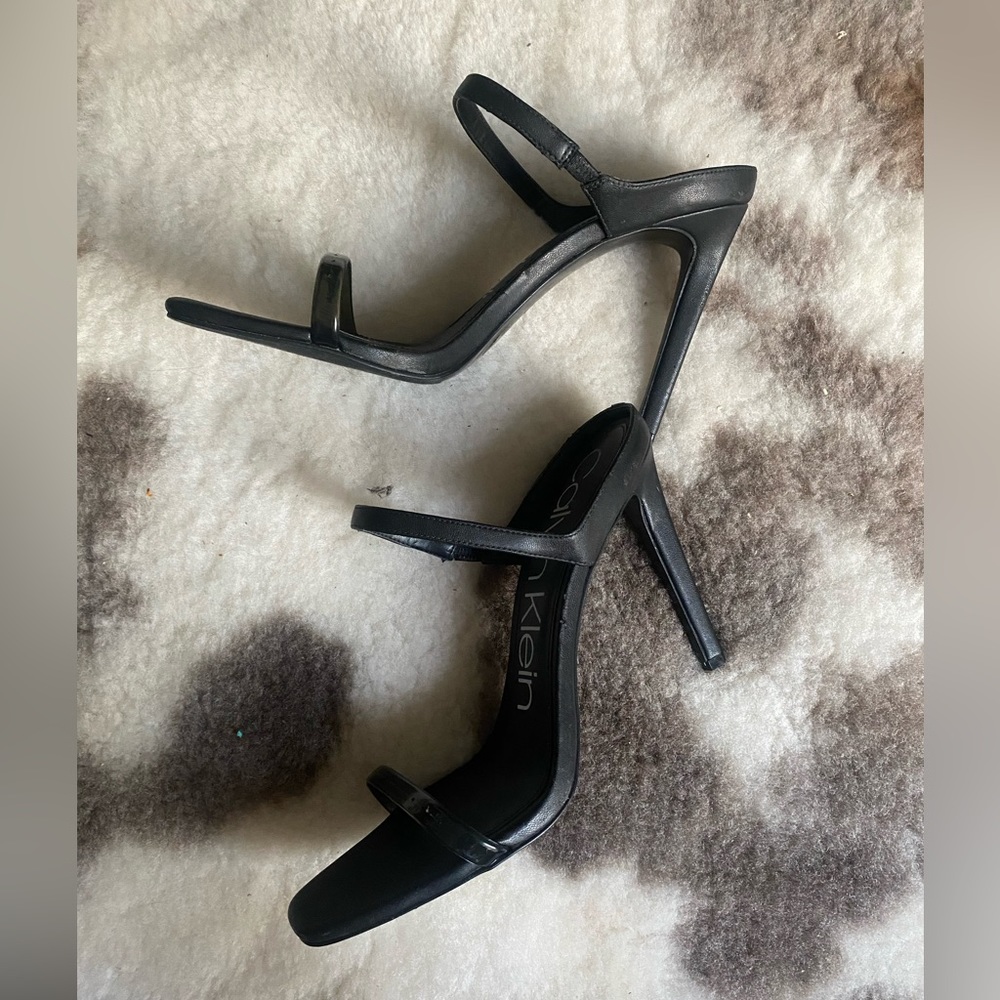 Calvin Kleins 90’s style Strappy Heel